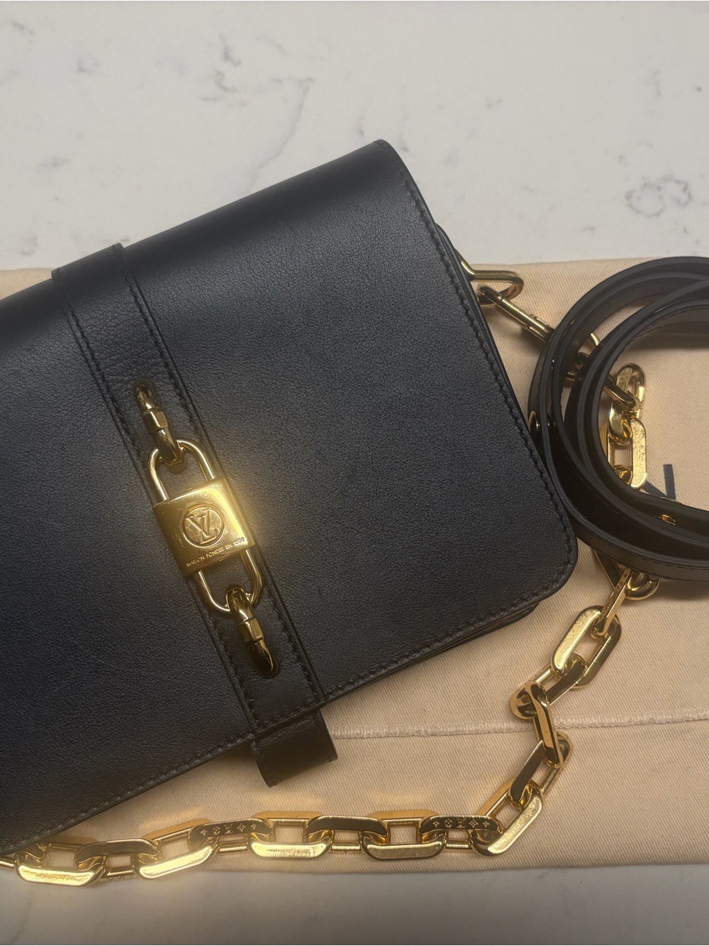 Louis Vuitton Rendez Vous calfskin Leather bag w/adjustable strap and gold chain - Picture 2 of 13